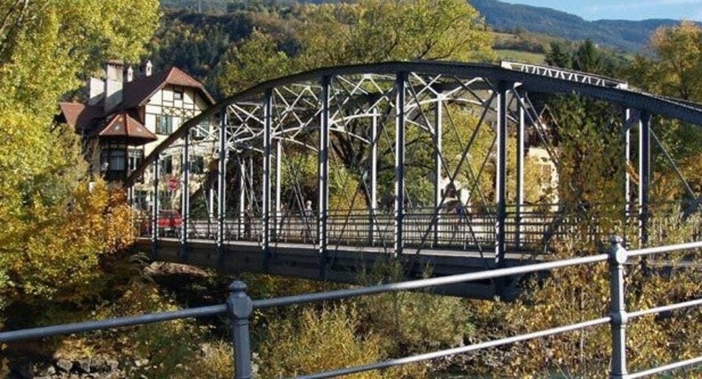 Die jüngst nach allen Regen der Kunst in Stand gesetzte Widmannbrücke in Brixen