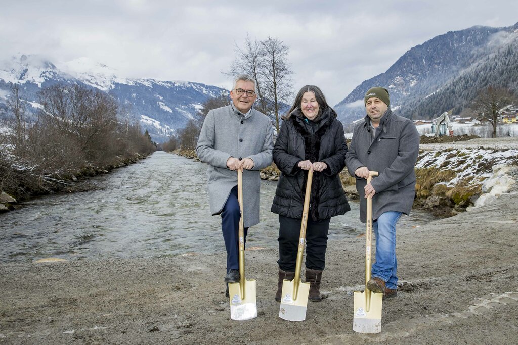 Josef Schwaiger, Dorith Breindl (BML) e Markus Viehauser alla cerimonia di inaugurazione del progetto di protezione dalle inondazioni a Bad Hofgastein.