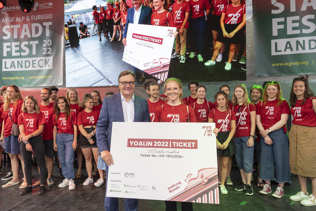 LH Günther Platter überreichte symbolisch die 50 vom Land Tirol gesponserten Youth Alpine Interrail (YOALIN)-Tickets.