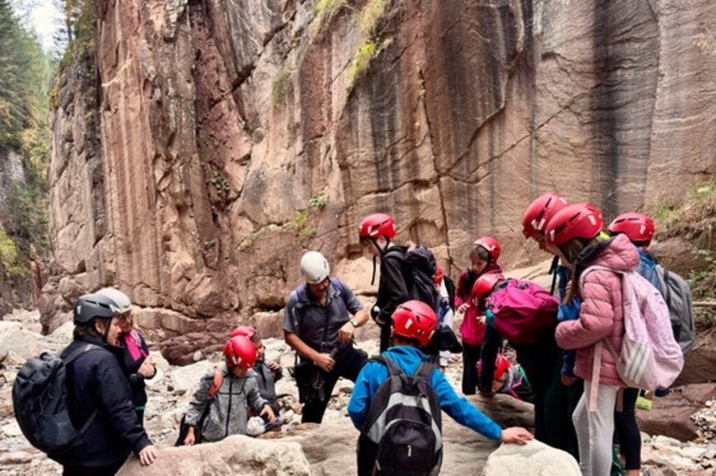 Geoparc Bletterbach/Monika Franzelin - Anlässlich des Tags der Geodiversität erkundeten die Schülerinnen und Schüler der Grundschulen Aldein und Radein die geologische Vielfalt der Bletterbachschlucht.