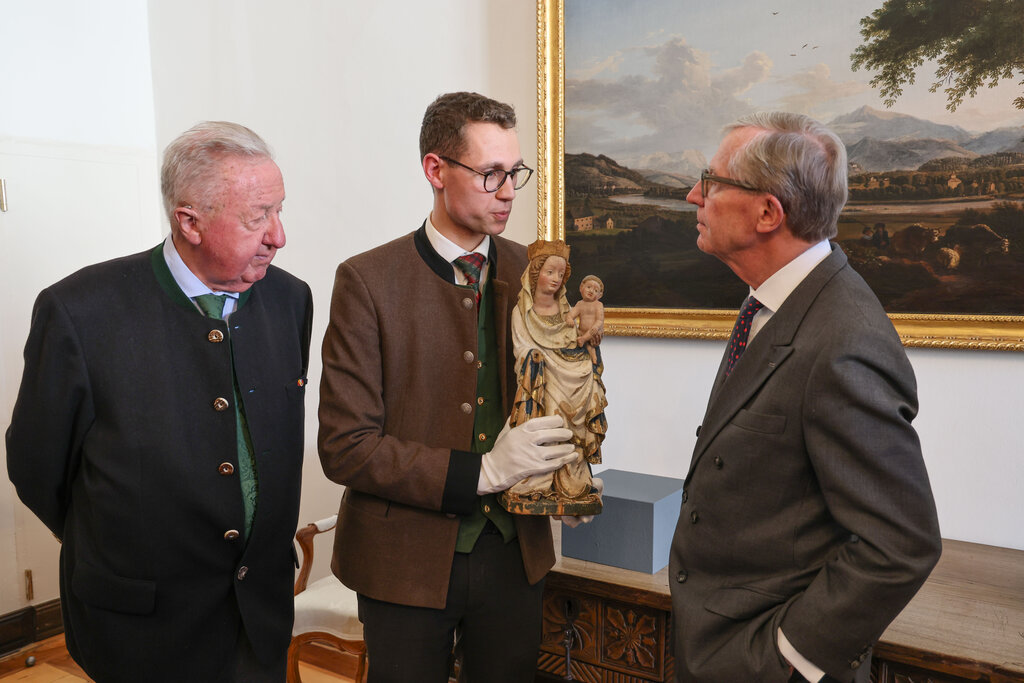 Land Salzburg / Franz Neumayr - Landeshauptmann Wilfried Haslauer mit Andreas Herzog, Kustos und Obmann des Bergbau- und Gotikmuseums Leogang und Hermann Mayrhofer, Gründer und Ehrenobmann Bergbau- und Gotikmuseum Leogang