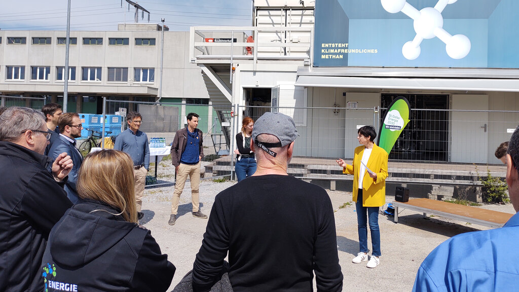 Regierungsrätin Susanne Hartmann am «Green Day» bei der Power-to-Gas-Anlage der OST - Ostschweizer Fachhochschule in Rapperswil