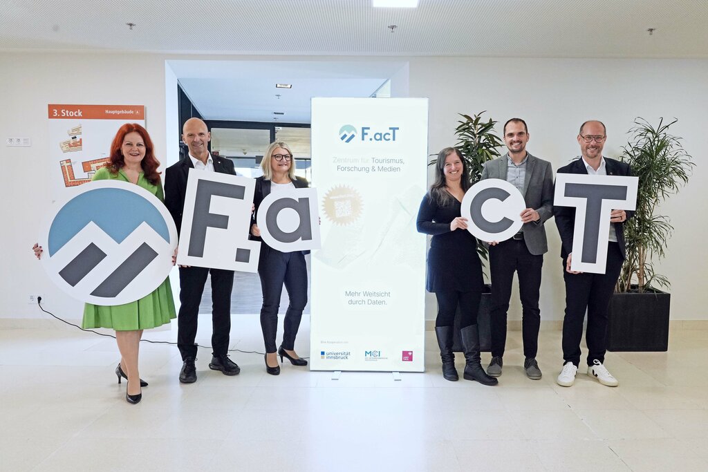 © Land Tirol/Hörmann - da sinistra: Assessore Cornelia Hagele, Hubert Siller (MCI), Birgit Pikkemaat (Università di Innsbruck), Birgit Bosio (F.acT presso l’MCI), Joachim Nigg (F.acT presso l’Università di Innsbruck), Assessore Mario Gerber