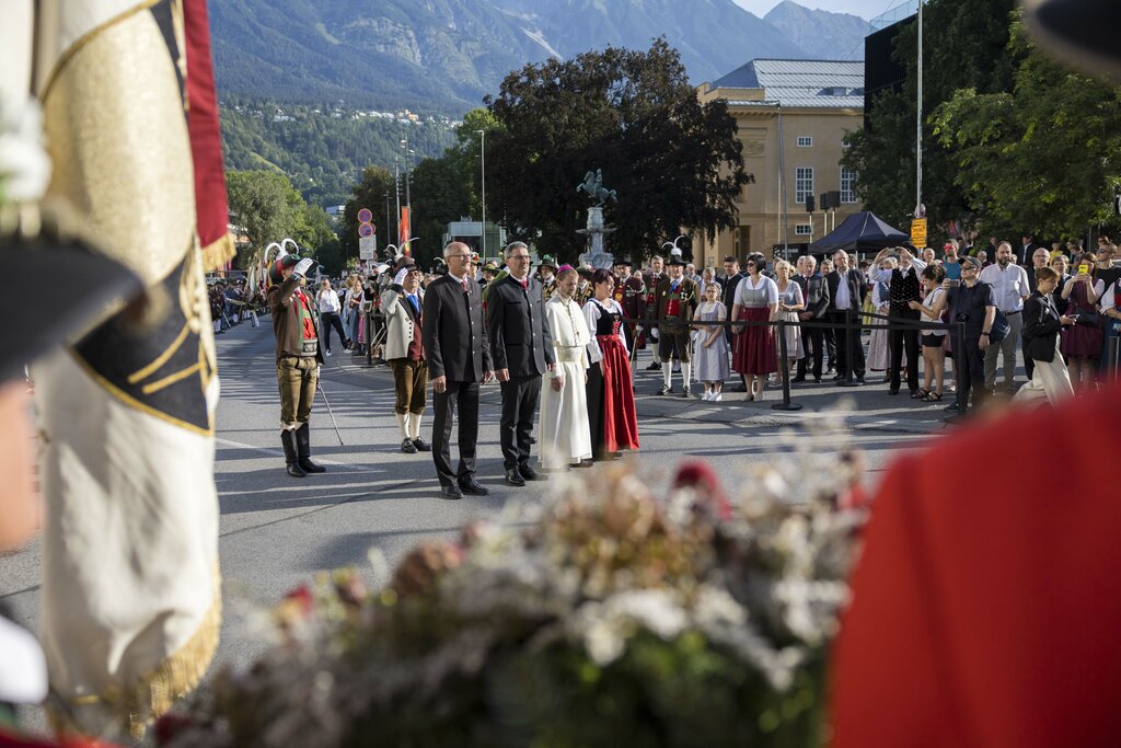 Land Tirol/Sedlak - LH Anton Mattle, LH Arno Kompatscher, Abt Leopold Baumberger und Landtagspräsidentin Sonja Ledl-Rossmann beim Landesüblichen Empfang.