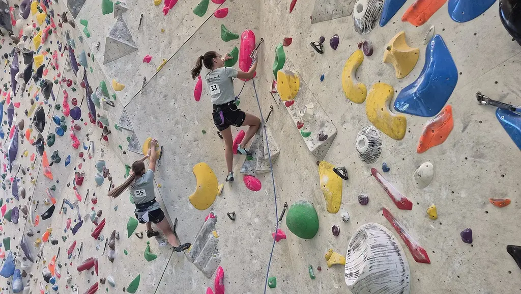 Tiroler Kletterverband - Luisa Haid mit der Startnummer 55 vom ÖAV Innsbruck und Hann Pali (mit der Startnummer 33) vom ÖAV Wilder Kaiser zeigten ihr Können