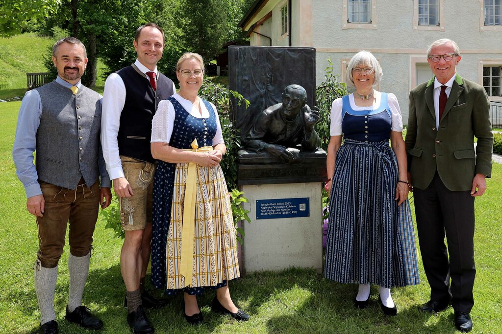  Im Bild v.l.n.r.: Karl-Heinz Kreuzsaler (GF Kulturverein Blaues Fenster), Axel Ellmer (Bgm. Wagrein), Maria Walchhofer (Obfrau Kulturverein Blaues Fenster), Christa Pritz (Präsidentin Stille Nacht Gesellschaft), Landeshauptmann Wilfried Haslauer 