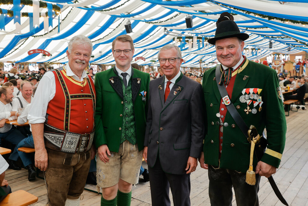 ha dichiarato il Presidente Wilfried Haslauer insieme al Vicecomandante regionale degli Schützen Anton Kaufmann, al Sindaco di Mühldorf Michael Hetzl e al Comandante regionale degli Schützen Josef Braunwieser. 