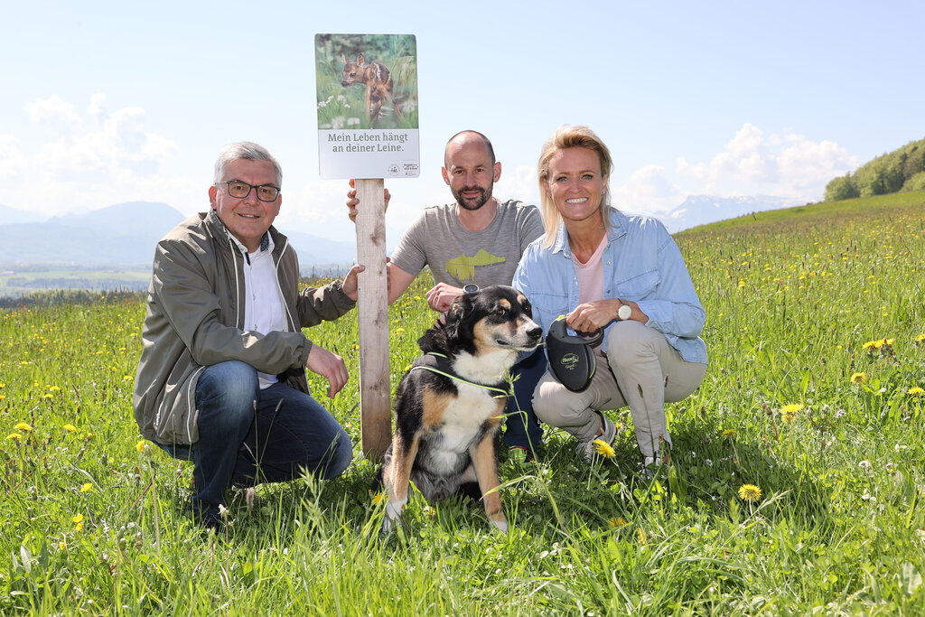 Respektiere deine Grenzen Sommer 2022 Landesrat Josef Schwaiger in Obertrum mit Botschafterin Alexandra Meissnitzer und Christoph Burgstaller von Respektiere Deine Grenzen