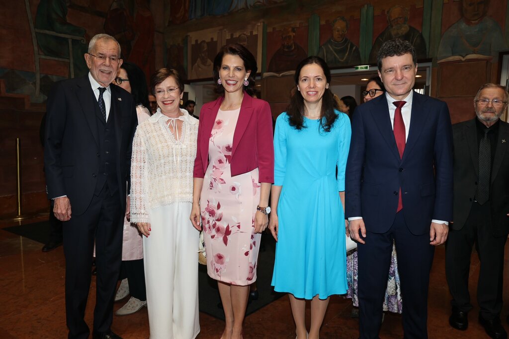 Land Salzburg / Franz Neumayr - Bundespräsident Alexander Van der Bellen mit Gattin Doris Schmidauer, Landeshauptfrau Karoline Edtstadler und Präsident Nicuşor Daniel Dan (Rumänien) mit Lebensgefährtin Mirabela Grădinaru. 
