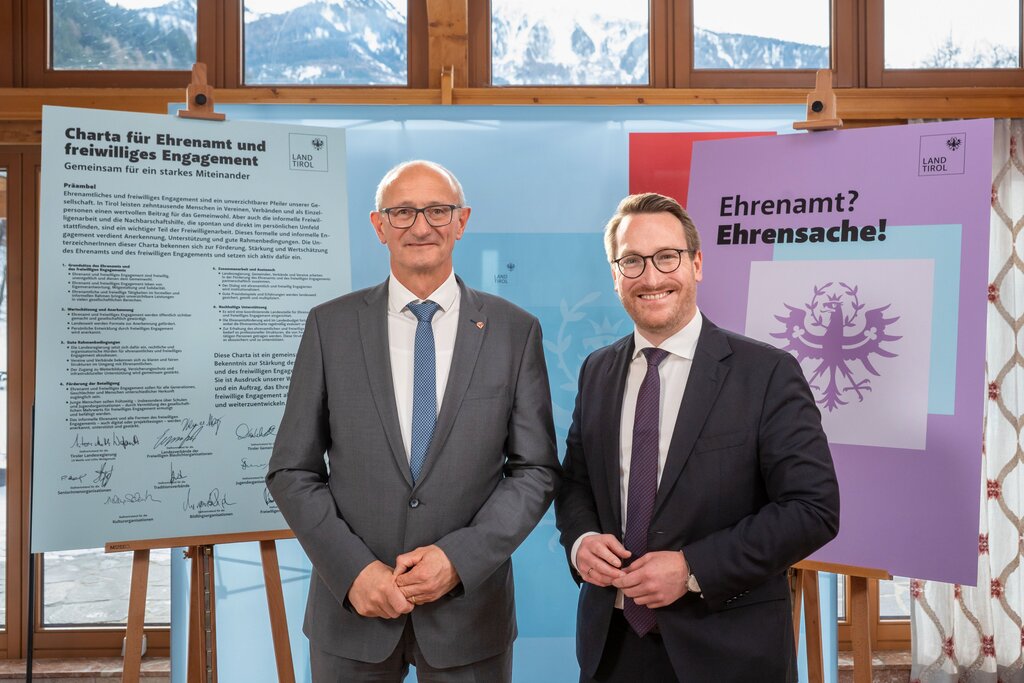 Land Tirol/Jovanovic - Il Capitano Anton Mattle e il Vicepresidente Philip Wohlgemuth hanno espresso soddisfazione per il forte impegno mostrato oggi a favore dell’importanza del volontariato in Tirolo.
