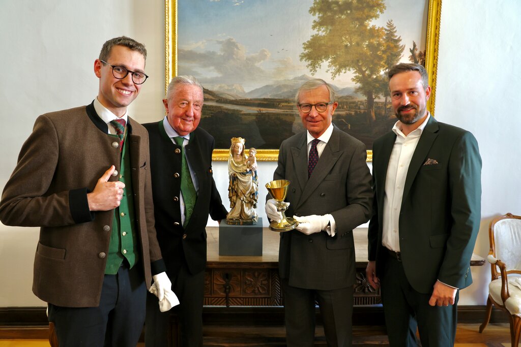 Land Salzburg / Franz Neumayr -Der rund 600 Jahre alte Messkelch des Salzburger Erzbischofes Johann II von Reisberg wurde am 20.3.2025 v. LH Wilfried Haslauer, LH-Stv Stefan Schnöll sowie Vertretern des Bergbau- und Gotikmusuems Leogang vorgestellt