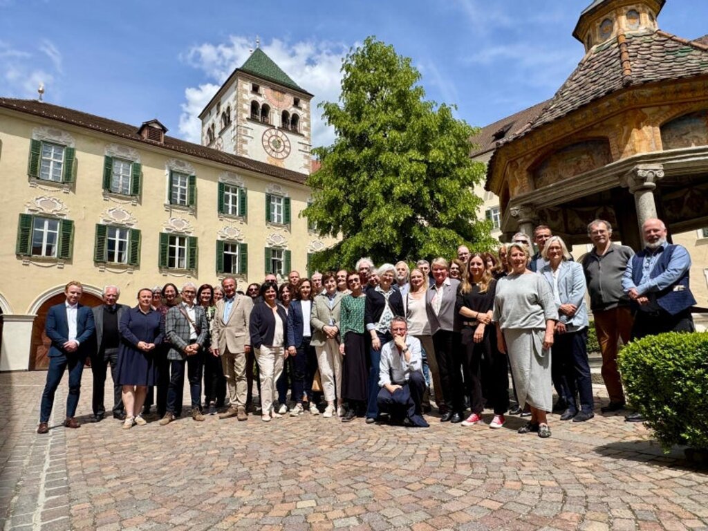 LPA/Pädagogische Abteilung der Deutschen Bildungsdirektion - Der Rat für deutsche Rechtschreibung tagte am 7. und 8. Mai im Bildungshaus Kloster Neustift bei Brixen. Insgesamt 41 Mitglieder aus dem gesamten deutschsprachigen Raum arbeiten im Gremium mit