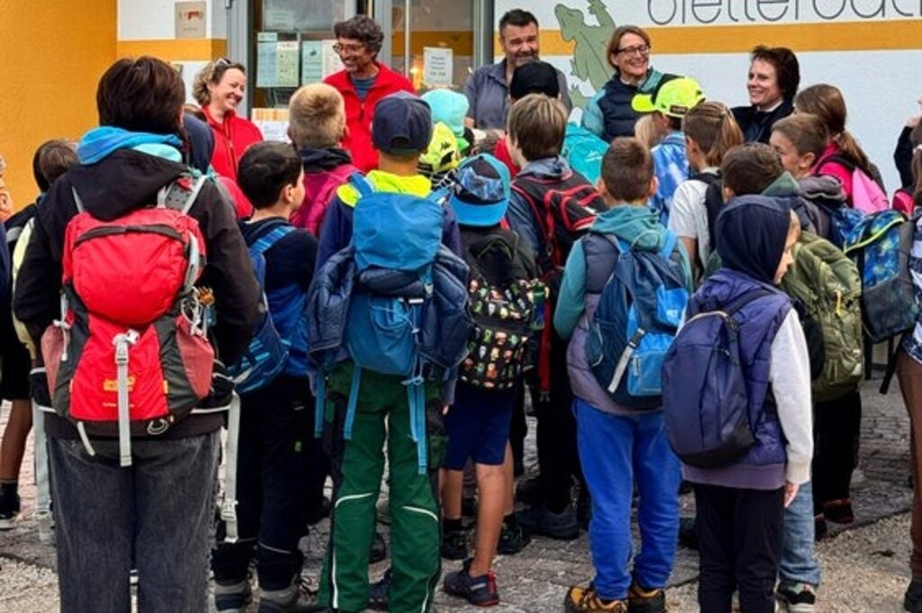 Geoparc Bletterbach/Monika Franzelin - Direktorin Hannah Pomella, die Geologen Corrado Morelli und Volkmar Mair, Elisabeth Berger und Marcella Morandini begrüßen die Klassen der Grundschulen Aldein und Radein