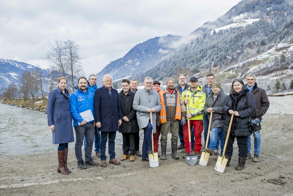 Spatenstich Hochwasserschutz Bad Hofgastein im Bild: Landesrat Josef Schwaiger mit dem Projektteam