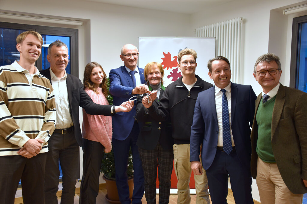 Il Presidente Anton Mattle, il Sindaco Georg Willi e Franz Danler (Amministratore della Innsbrucker Immobiliengesellschaft) e i partner contrattuali hanno consegnato ufficialmente le chiavi degli alloggi ai futuri inquilini.