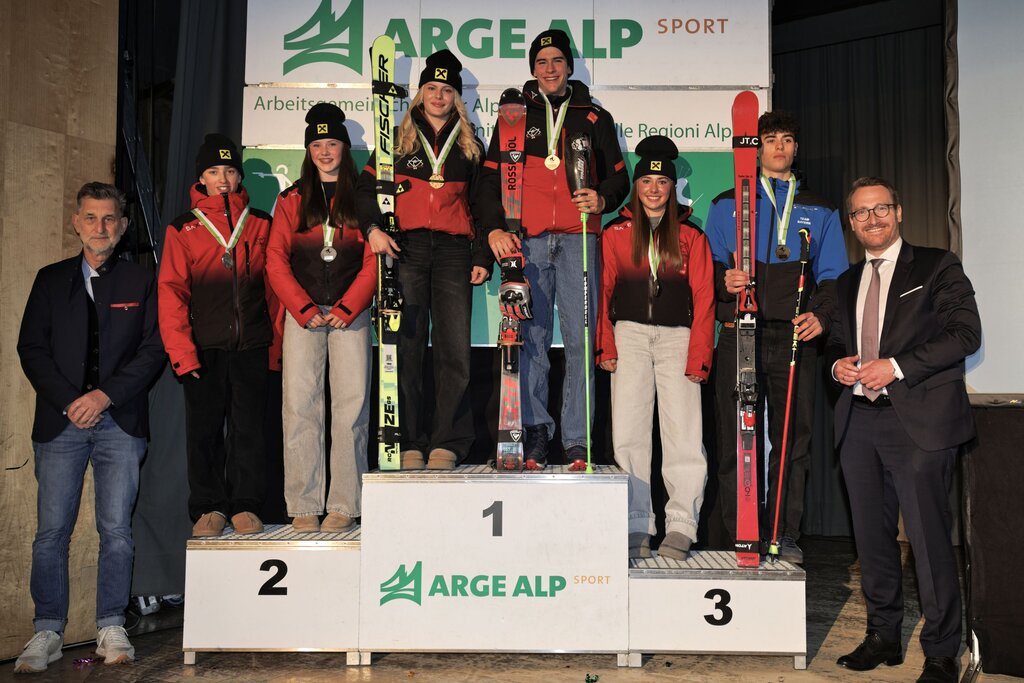 © TSV/Udo Frizzi - v. li.: Johann Deutschmann (Bürgermeister Fulpmes), Luis Stecher, Lena Erharter, Emilia Kirchmair, Finn Neururer, Lorena Plankensteiner (alle Tirol), Tobias Albl (Bayern) und LHStv Philip Wohlgemuth