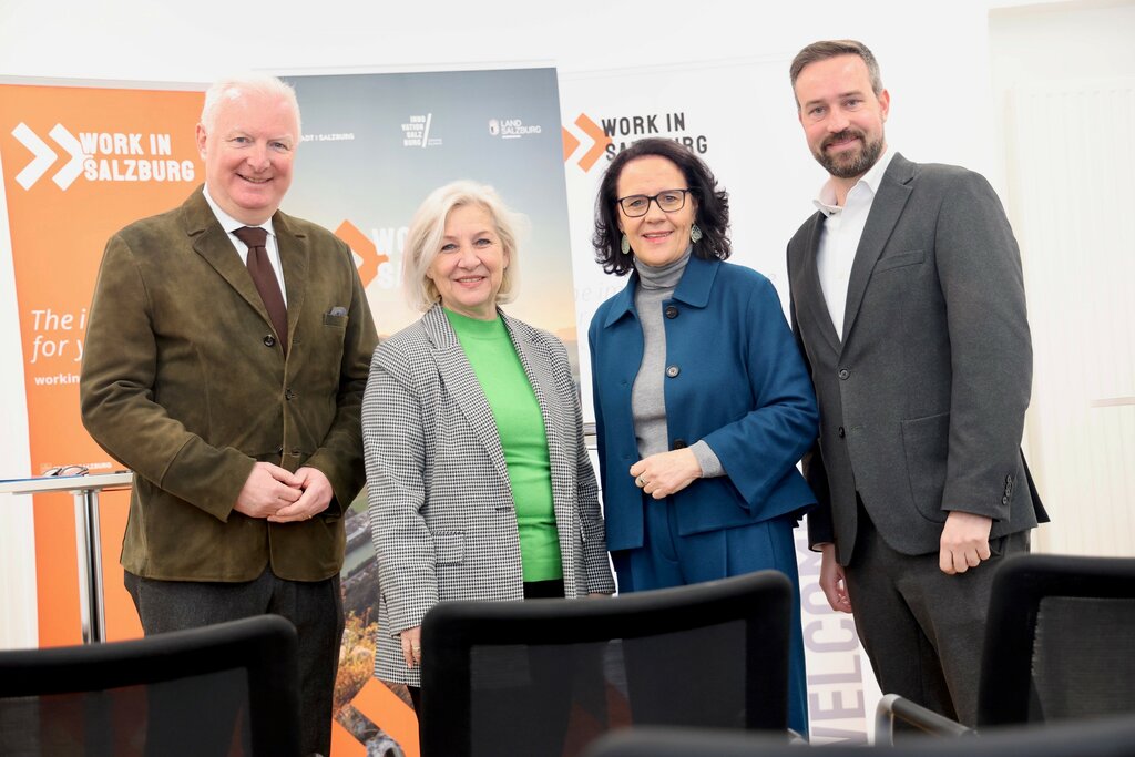 Land Salzburg / Franz Neumayr - v.l.: Bürgermeister-Stellverteter Florian Kreibich, Stadträtin Andrea Brandner, Landesrätin Daniela Gutschi und Landeshauptmann-Stellvertreter Stefan Schnöll beim Pressegespräch zur Eröffnung des neuen Service-Centers