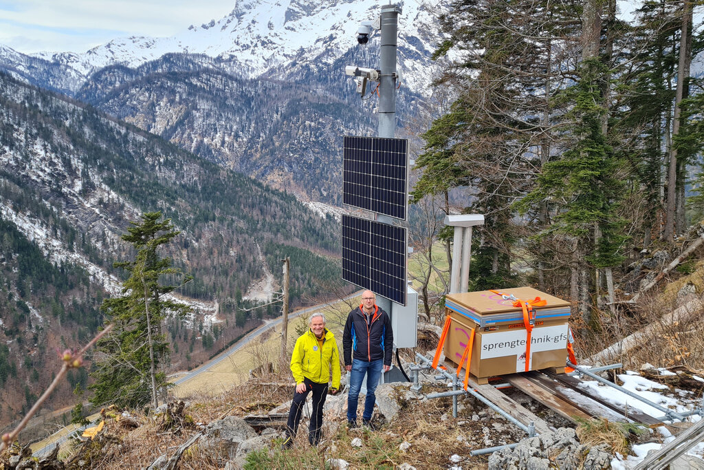 Land Salzburg/Bernhard Kern - Gerald Valentin, Landesgeologischer Dienst und Lawinenwarnkommission, mit Stefan Oberaigner, Leiter der Straßenmeisterei im Pinzgau und Bürgermeister Josef Hohenwarter, Lawinenwarnkommission