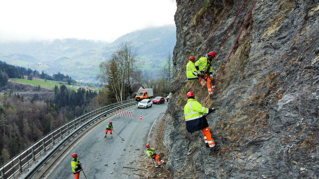 Straßenmeisterei Pongau, Land Salzburg, Felsputzer, Großarler Landesstraße, Bergputzer, loses Gestein beseitigen, im Bild: die Bergputzer der Straßenmeisterei Pongau bei der Arbeit.