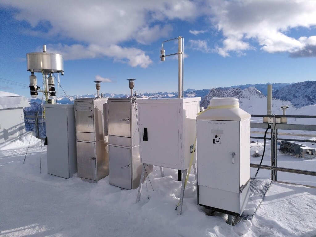 LfU - Die Luftsammelgeräte des LfU stehen auf 2.700 m Höhe in der einzigartigen Berglandschaft unserer bayerischen Alpen