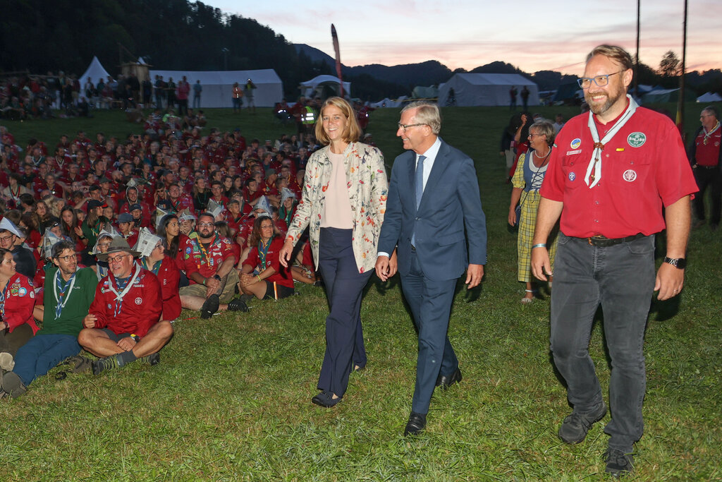 Il Presidente Wilfried Haslauer e l’Assessore, Signora Andrea Klambauer, hanno inaugurato ieri il grande incontro scout a Ebenau con 1.500 partecipanti, tra cui 100 ragazzi dall'Ucraina.