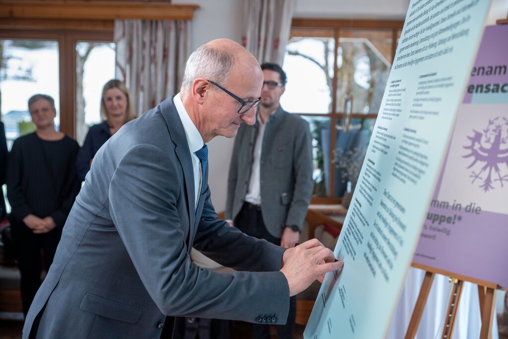 Land Tirol/Jovanovic - Il Capitano Anton Mattle ha firmato la Carta del volontariato.
