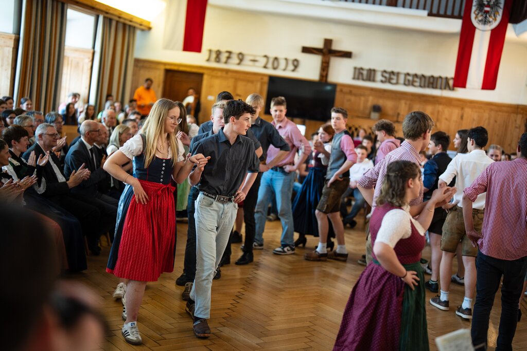 Land Tirol/Fitsch - Land- und hauswirtschaftliche Fertigkeiten, Tanz, Musik und Sprache: Beim Festakt stellten Schülerinnen und Schüler die Workshop-Ergebnisse des Kulturtags vor.