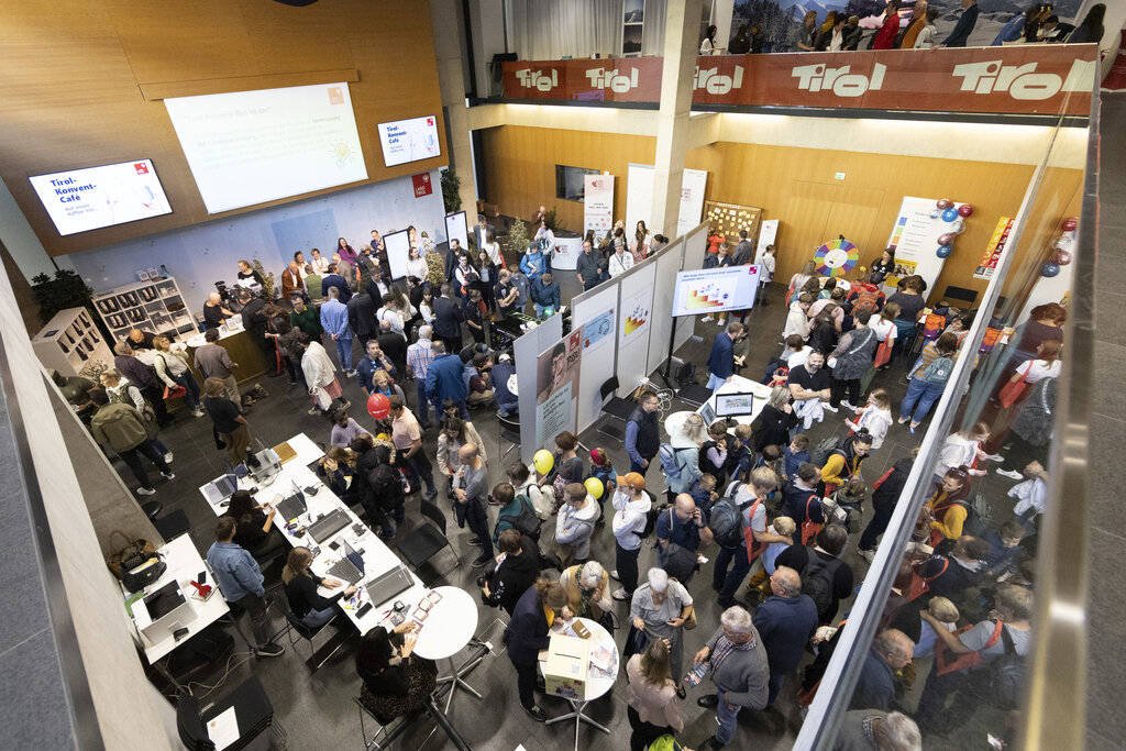 Land Tirol/Die Fotografen - Das Tirol Konvent Cafe im großen Saal war ständig gut besucht.