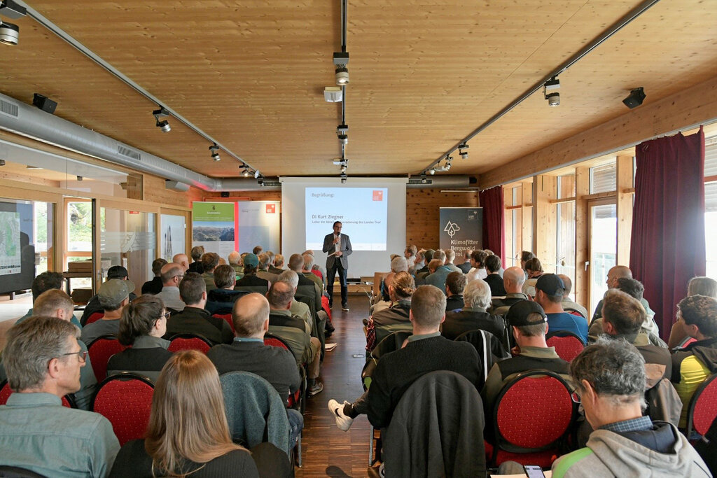 Land Tirol - Vorträge zu Klimawandel, Genetik, wissenschaftlichen Analysen und mehr bildeten den Rahmen für das zweitägige Tannensymposium.