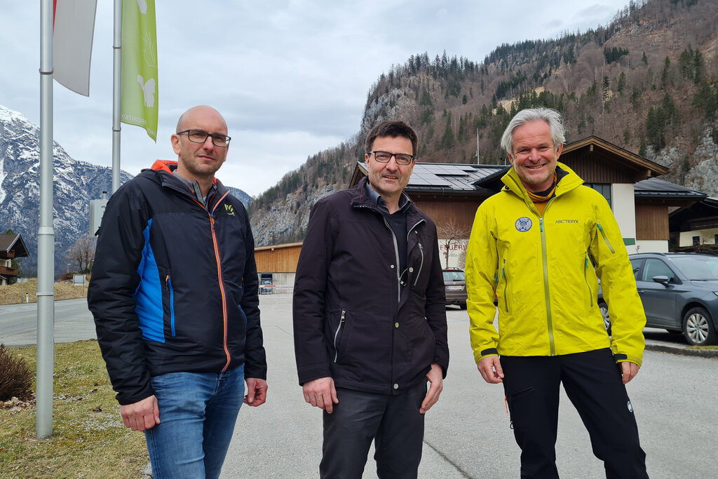 Land Salzburg/Bernhard Kern - Gerald Valentin, Landesgeologischer Dienst und Lawinenwarnkommission, mit Stefan Oberaigner, Leiter der Straßenmeisterei im Pinzgau.