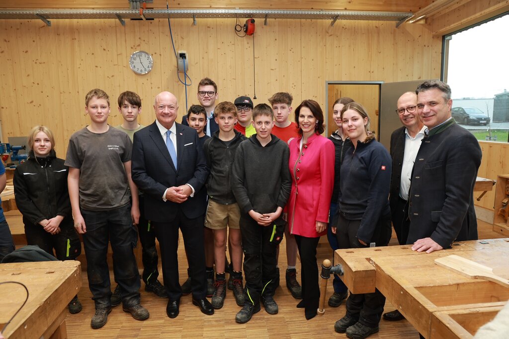 Land Salzburg/Franz Neumayr - BK Christian Stocker, LH Karoline Edtstadler, LR Maximilian Aigner, Georg Springl (Direktor Landwirtschaftsschule Winklhof), Rupert Quehenberger (Präsident LK Salzburg) m. SchülerInnen i.d. Holzwerkstätte