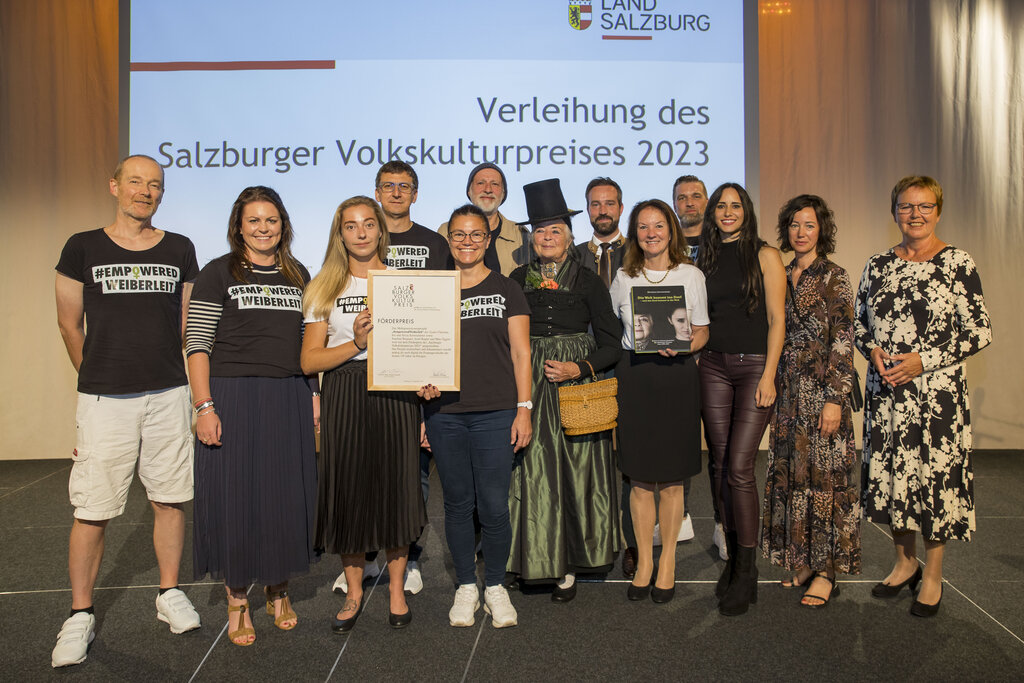 LH-Stv. Stefan Schnöll mit den Förderpreis-Gewinnern der Initiative „#empoweredWeiberleit“ sowie Brigitte Freiburg (Vorsitzende der Kurt und Felicitas Vössing Stiftung)