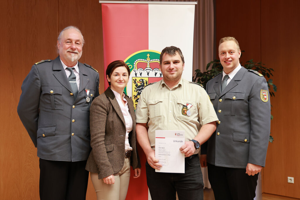 Land Salzburg/Franz Neumayr - LH-Stv.in Marlene Svazek m. Johannes Moser (Landesleiter Salzburger Berg u. Naturwacht) bei der Verleihung des Verdienstzeichen der Salzburger Berg- und Naturwacht in Silber an Alwin Bartl aus Dorfgastein, Heinz Hinteregger