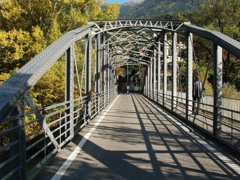 Die jüngst nach allen Regen der Kunst in Stand gesetzte Widmannbrücke in Brixen