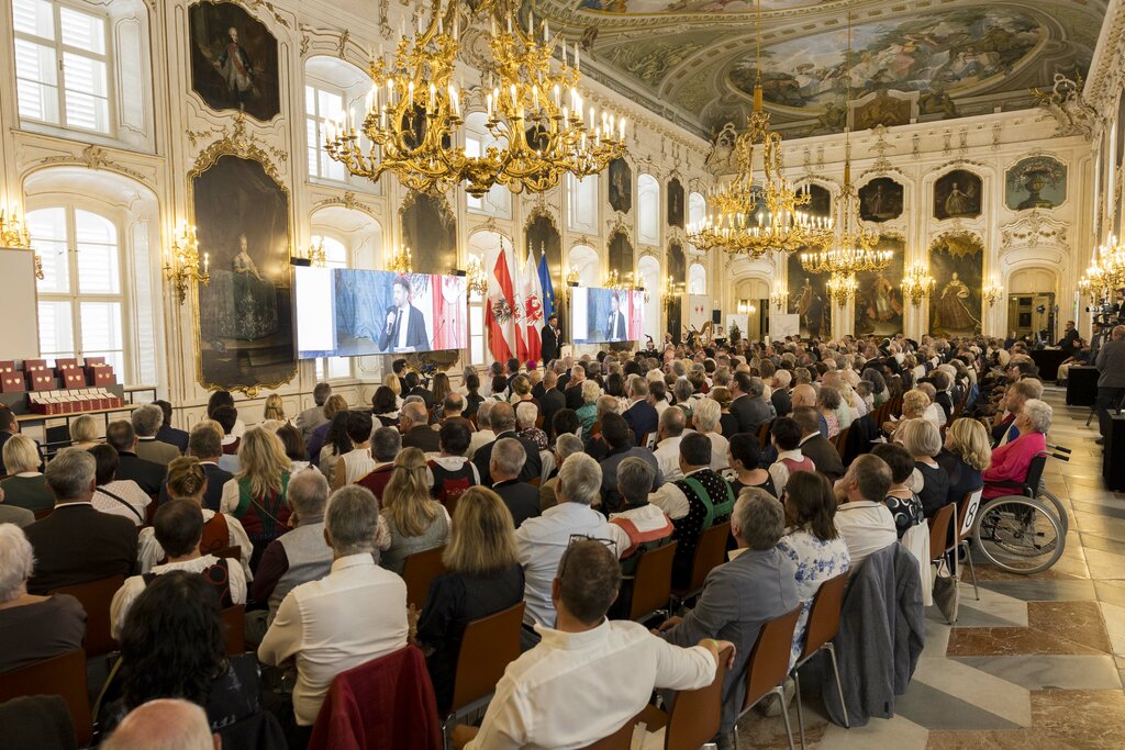 Land Tirol/Sedlak - Im Riesensaal der Innsbrucker Hofburg zeichneten Tirol und Südtirol BürgerInnen mit besonderen Verdiensten aus.