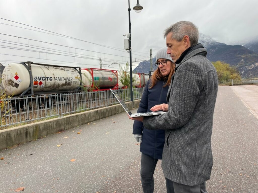 Projektverantwortliche Marta Marini (l.) und Georg Pichler, Direktor des Landesamtes für Luft und Lärm: „Seit 2018 ist der Trend bei der Lärmbelastung entlang der Brennerachse leicht rückläufig. Mit der fixen Messstation in Salurn soll die weitere 