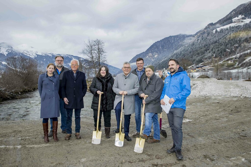 Spatenstich Hochwasserschutz Bad Hofgastein im Bild: Landesrat Josef Schwaiger mit dem Projektteam 