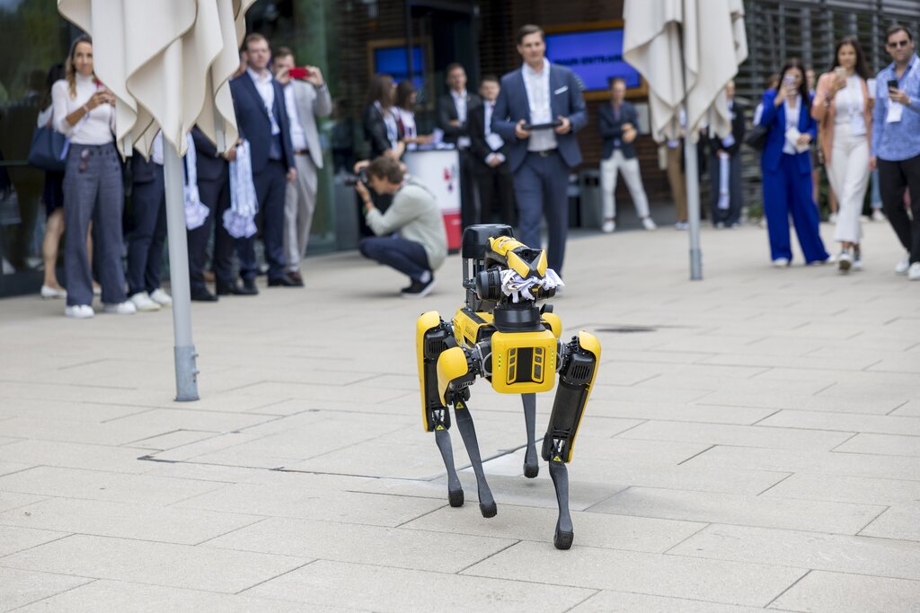 Land Tirol/Sedlak - Das Highlight des heutigen Tiroltags: Der Robodog „Spot“.