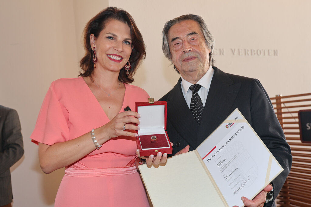 Land Salzburg / Franz Neumayr - Im Bild bei der Überreichung: Riccardo Muti und Landeshauptfrau Karoline Edtstadler.