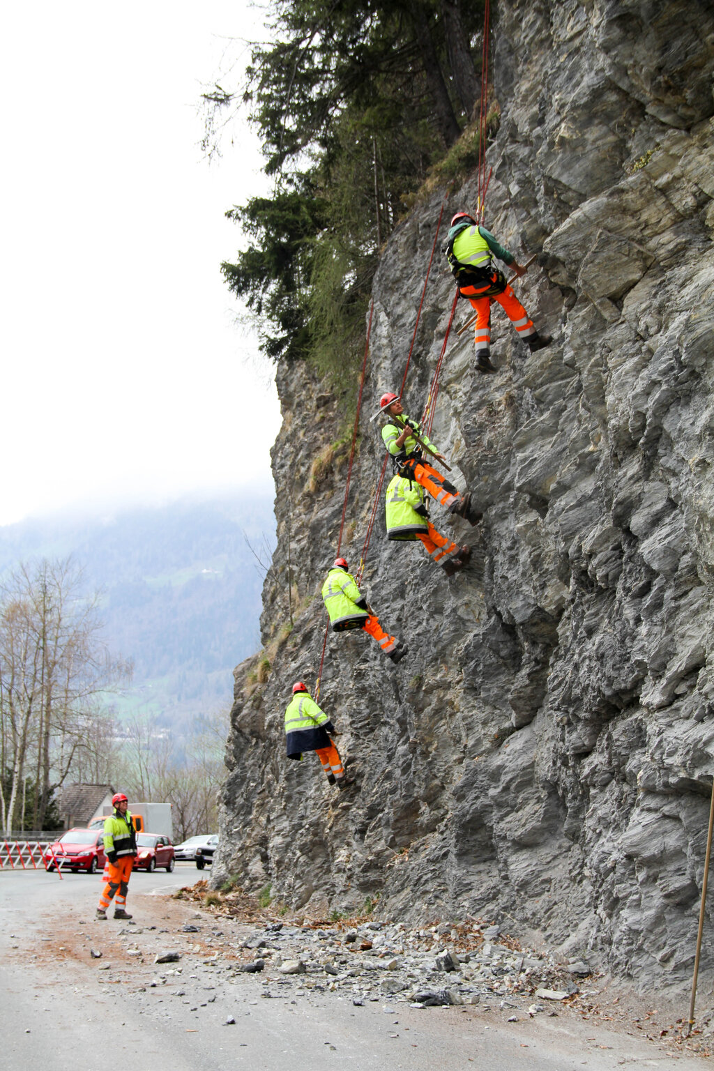 Straßenmeisterei Pongau, Land Salzburg, Felsputzer, Großarler Landesstraße, Bergputzer, loses Gestein beseitigen, im Bild: die Bergputzer der Straßenmeisterei Pongau bei der Arbeit. 