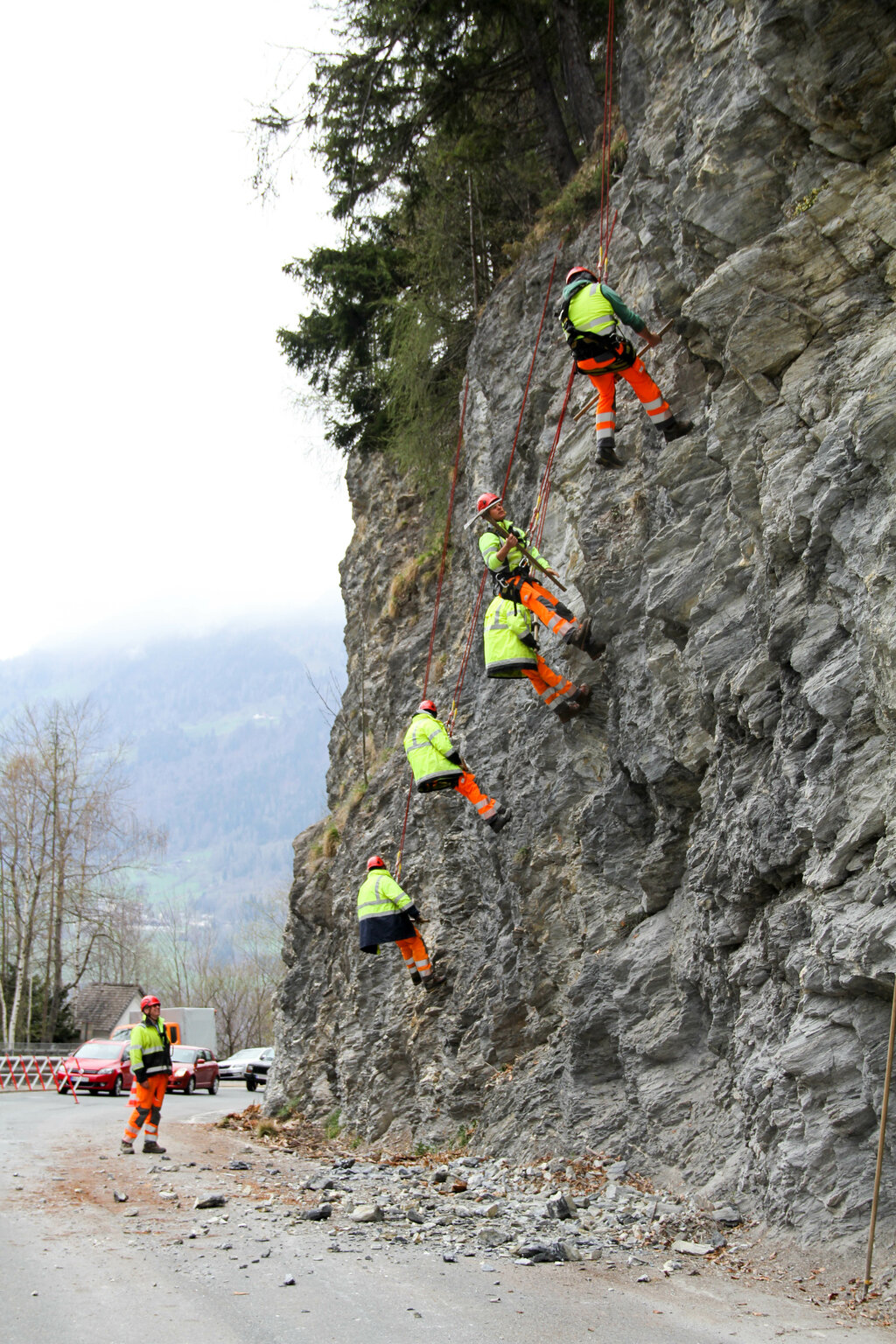 Straßenmeisterei Pongau, Land Salzburg, Felsputzer, Großarler Landesstraße, Bergputzer, loses Gestein beseitigen, im Bild: die Bergputzer der Straßenmeisterei Pongau bei der Arbeit. 