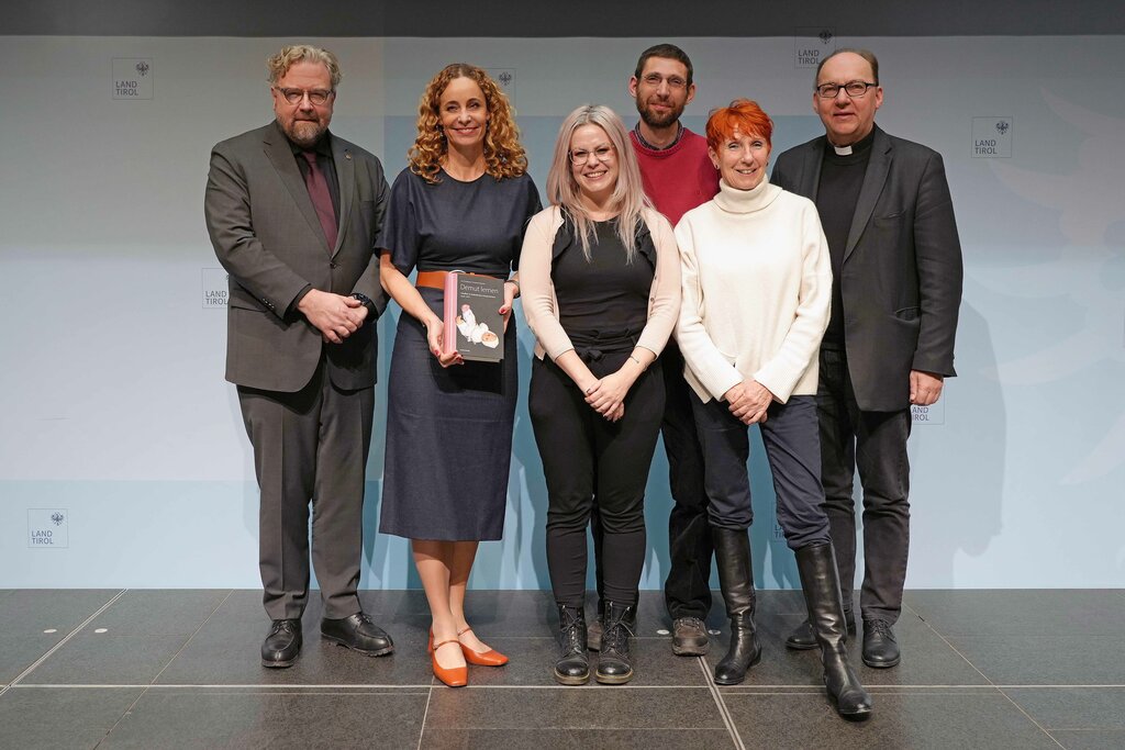 © Land Tirolo/Dorfmann - da sinistra: il responsabile del progetto Dirk Rupnow, l’Assessore Eva Pawlata, gli autori Ina Friedmann e Friedrich Stepanek, la Presidente della commissione Margret Aull e il Vescovo Hermann Glettler