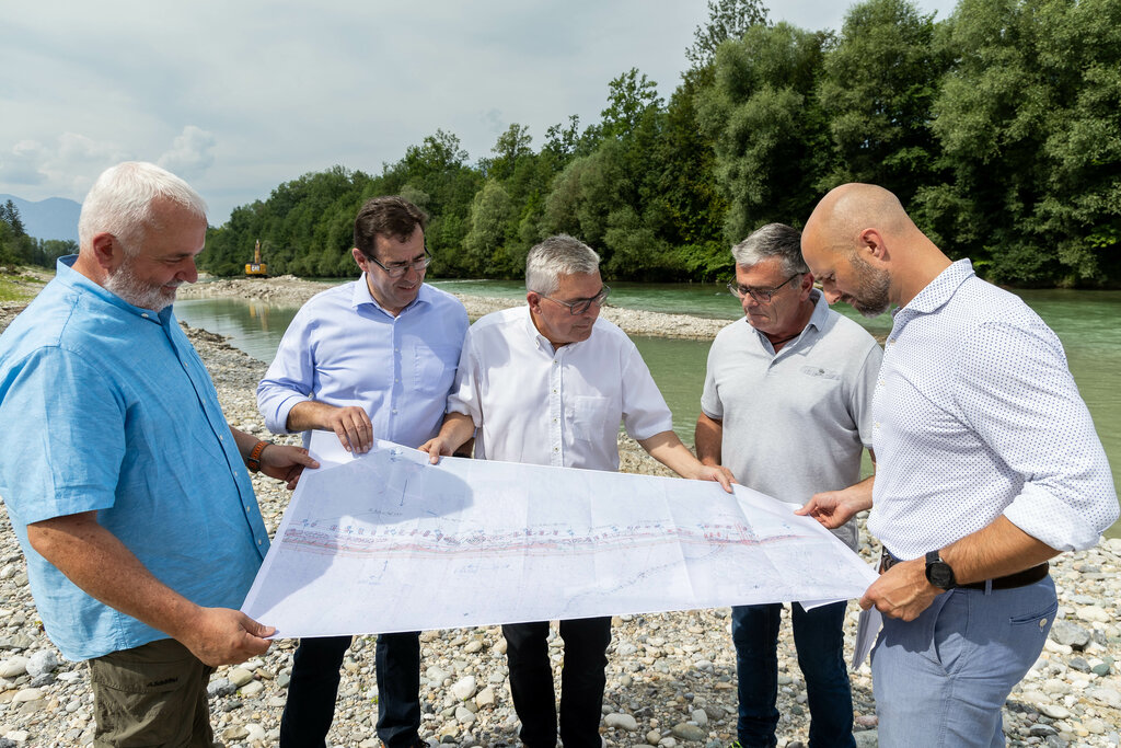 Land Salzburg/Neumayr/Hofer - v.l.: Michael Bungart (Gewässerbewirtschaftung Wasserbau), Bürgermeister Andreas Hasenöhrl (Wals-Siezenheim), Landesrat Josef Schwaiger, Günther Huber (Wasserbau), Dominik Rosner (Abteilungsleiter Wasser)