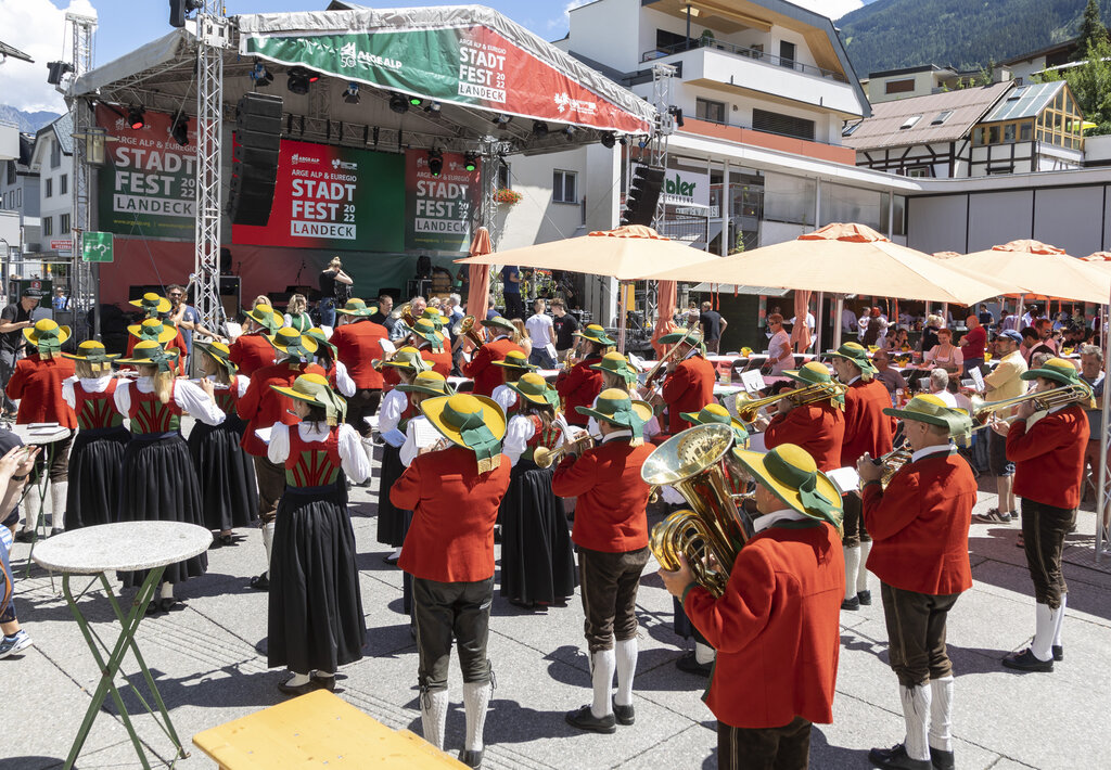 Im Rahmen des Stadtfests Landeck luden die ARGE ALP-Länder sowie die Euregio Tirol-Südtirol-Trentino zum gemeinsamen Feiern ein.