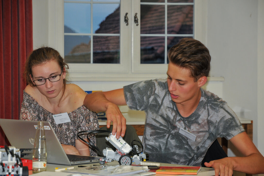 © Fraunhofer-Gesellschaft - In den Workshops beschäftigten sich die TeilnehmerInnen mit Mathematik und Machine Learning, autonomen Robotern und Smart Cities, physikalischen Experimenten sowie der Berechnung von Nachhaltigkeit.