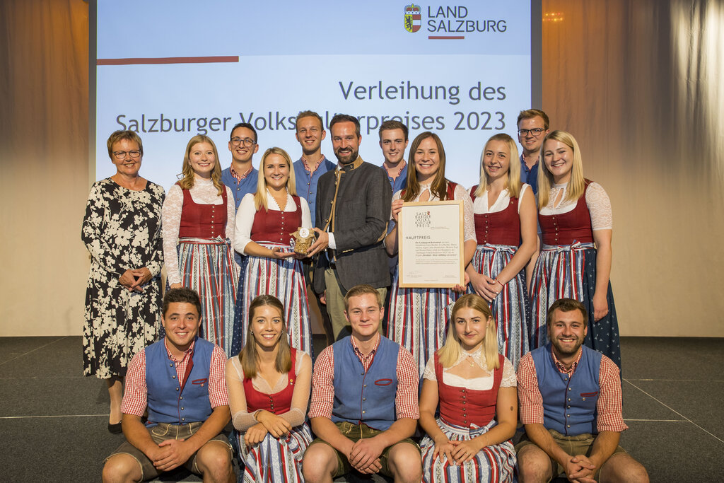 LH-Stv. Stefan Schnöll mit den Hauptgewinnern des Volkskulturpreises 2023: die Landjugend Köstendorf und ihr Projekt „Brotliab“ sowie Brigitte Freiburg (Vorsitzende der Kurt und Felicitas Vössing Stiftung).