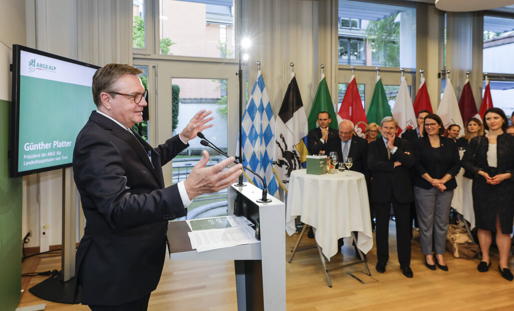 Landeshauptmann Günther Platter ging in seiner Rede auf die Bedeutung der ARGE ALP für die grenzüberschreitende Zusammenarbeit ein.