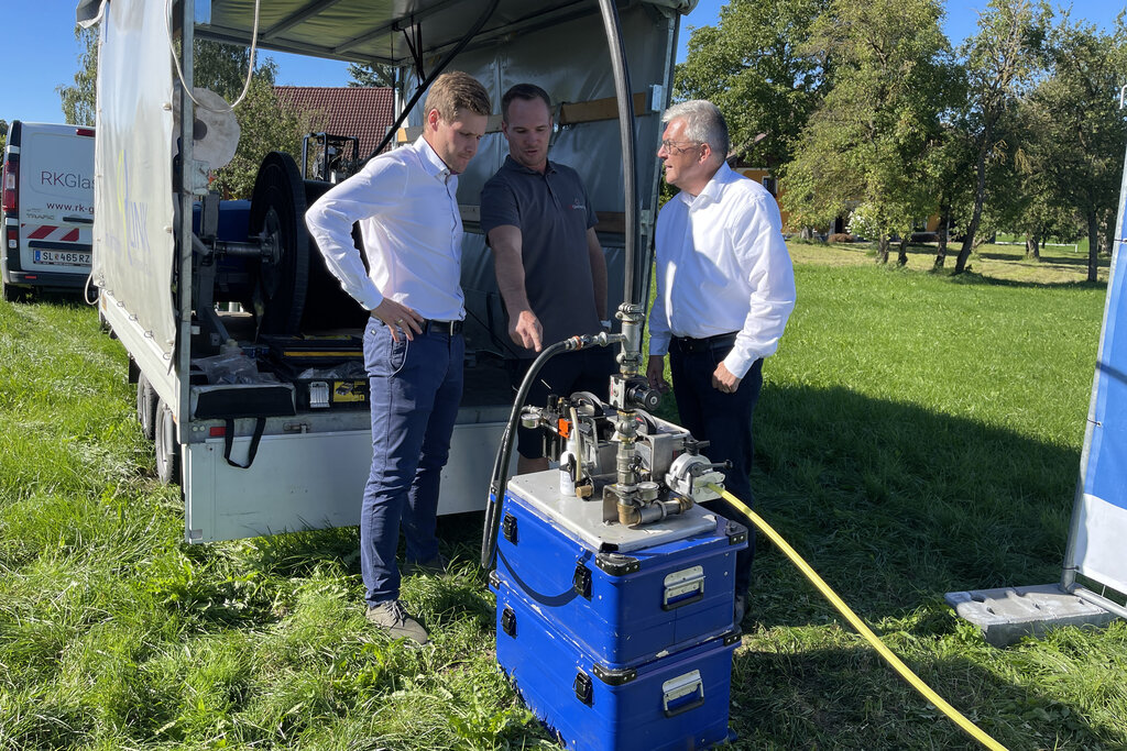 Breitbandausbau. Einblasen der Glasfaserleitungen im Seekirchner Ortsteil Fischtaging. im Bild: Fabian Prudky (Breitbandkoordinator des Landes) , Dominik Donig (PR-Link), Landesrat Josef Schwaiger,