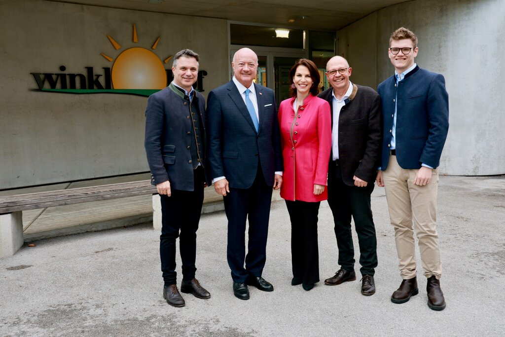 Land Salzburg/Franz Neumayr - Rupert Quehenberger (Präsident Landwirtschaftskammer Salzburg), Bundeskanzler Christian Stocker, Landeshauptfrau Karoline Edtstadler, Georg Springl (Direktor Landwirtschaftsschule Winklhof), LR Maximilian Aigner