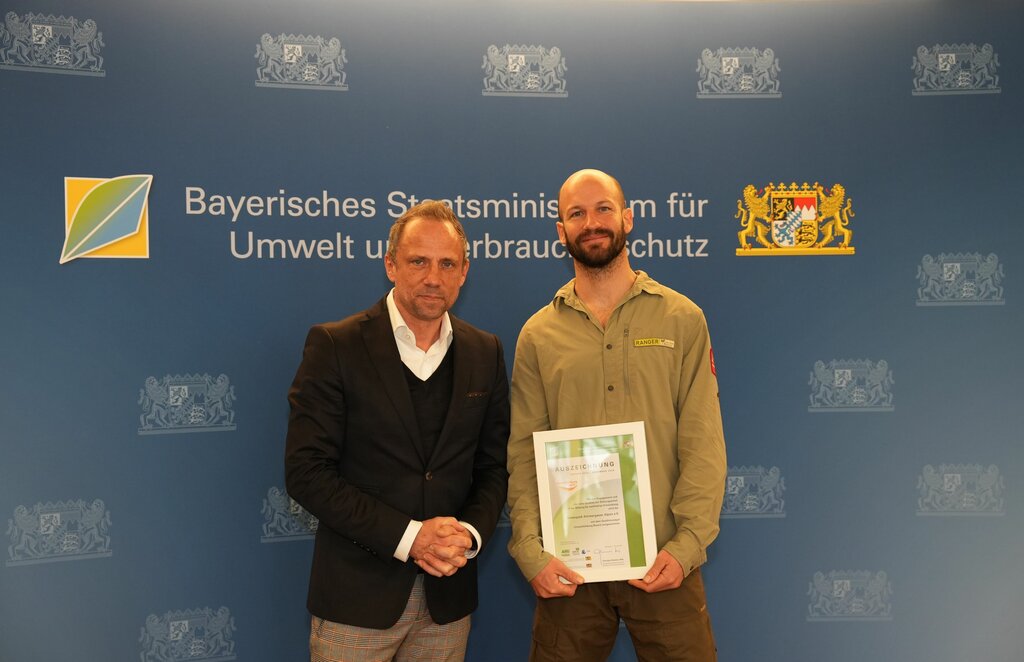 Bayerische Staatsministerium für Umwelt und Verbraucherschutz - Umweltminister Thorsten Glauber mit dem Vertreter des Naturpark Ammergauer Alpen e.V.